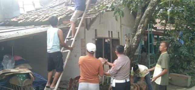 Personel Polsek Jatisari Gotong Royong Bantu Warga Bongkar Rumah Rutilahu Milik Mak Nyai Nurhayati