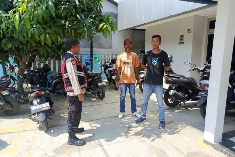 Personil Berikan Himbauan kepada Petugas Parkir, Cegah Aksi premanisme diwilkum Polsek Tempuran Res Karawang.