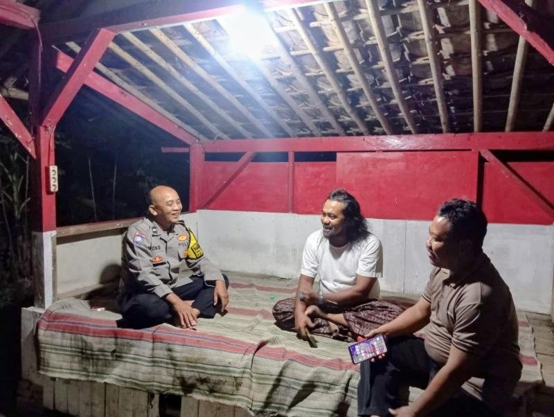 Bhabinkamtibmas Mulyasejati Polsek Ciampel Melaksanakan Ngawangkong bersama masyarakat di Wilayah Desa Mulyasejati.