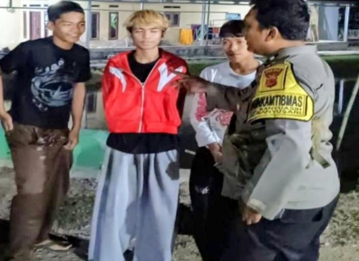 Upaya Anggota Polsek Banyusari Monitoring Sekaligus Pengamanan Supporter Viking Bandung