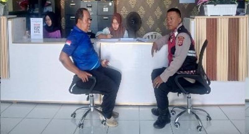 Personel Polsek Lemahabang Sosialisasikan Layanan Call Center 110 Di Kantor Kecamatan