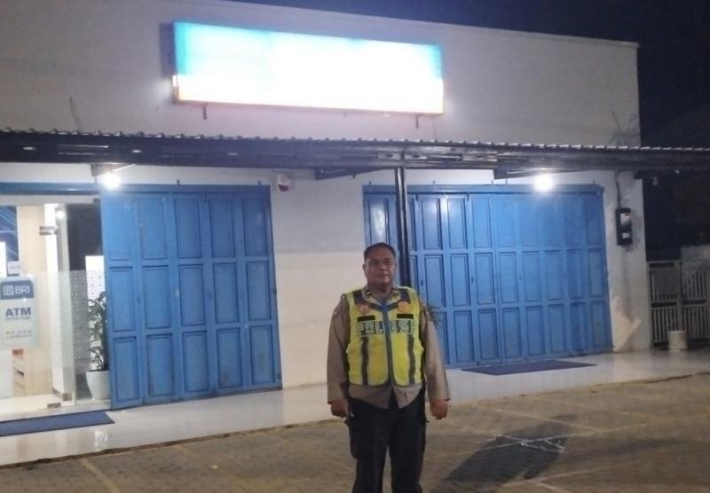 Bhabinkamtibmas Patroli Malam Di Wilayah Per Bank kan Desa Tanjungbungin Anggota Polsek Pakisjaya Antisipasi Gu kamtibmas