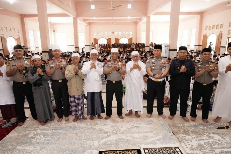 Kapolda NTB Sambangi Ponpes Nurul Hakim, Perkuat Silaturahmi Lewat Jumling