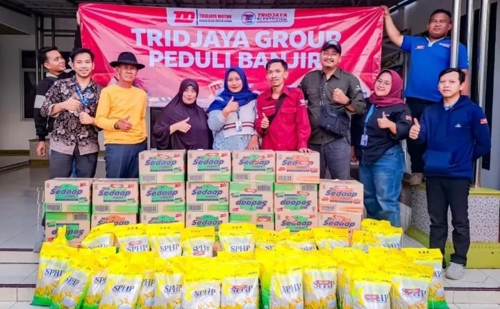 Uluran Tangan di Tengah Banjir: Tridjaya Group Ringankan Beban Warga Subang