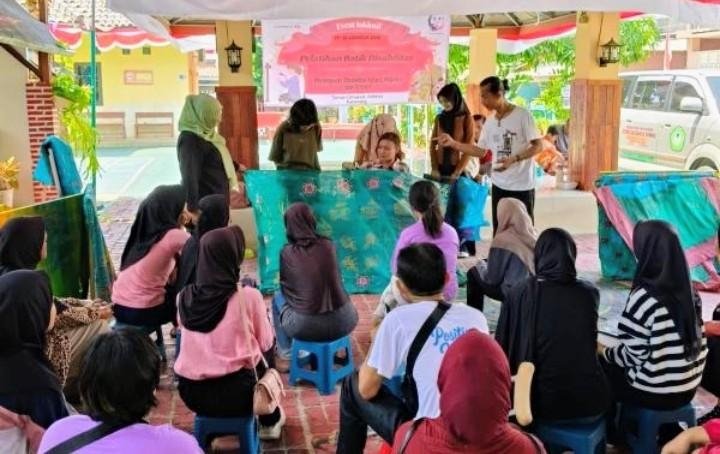 Dari Kain Putih Menjadi Harapan, Perempuan Disabilitas Karawang Belajar Membatik untuk Mandiri