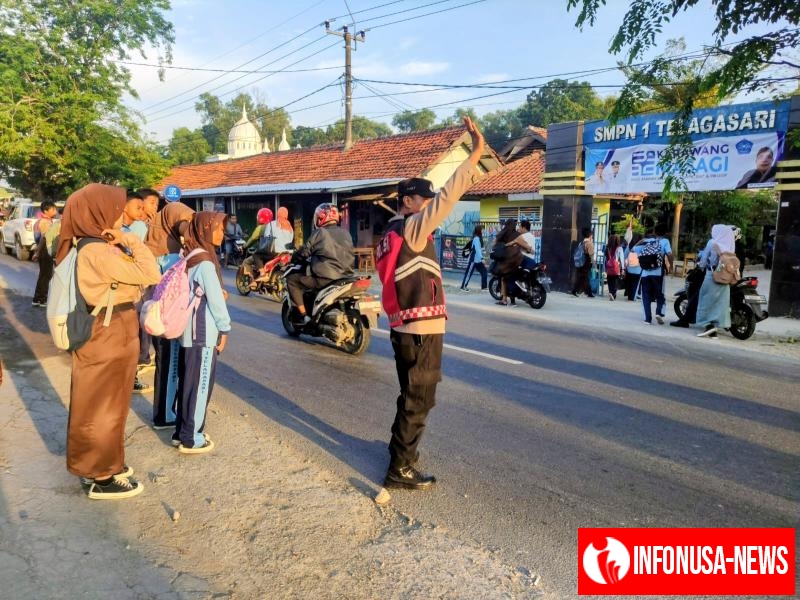Bhabinkamtibmas Polsek Telagasari Kondusifkan Arus Lalulintas dan Bantu Siswa Menyebrang