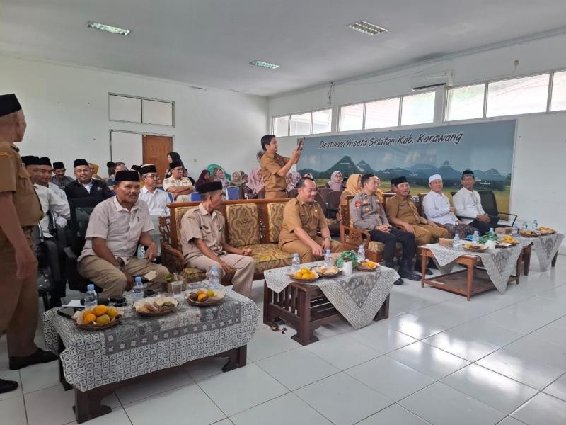 Bentuk Sinergitas, Jajaran Polsek Tegalwaru Hadiri Peringatan Isra Mi’raj di Kantor Kecamatan