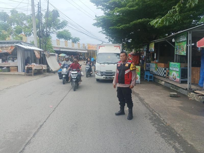 Anggota Polsek Batujaya Antisipasi GU Kamtibmas saat Masyarakat Ngabuburit di Wilayah Hukum Polsek Batujaya