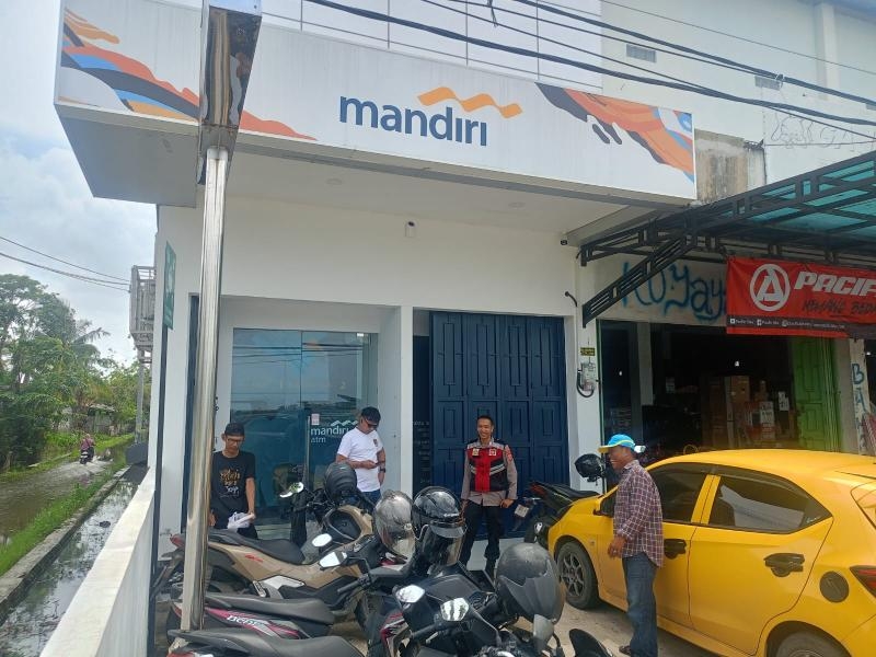 Bripka Ahmad Polisi Batujaya Cegah GU Kamtibmas di Bank Mandiri Unit Batujaya pada siang hari