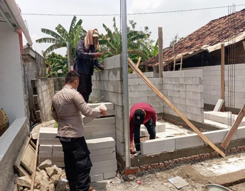 Bhabinkantibmas Peninjauan Rumah Tidak Layak Huni di Desa Gempol Kolot