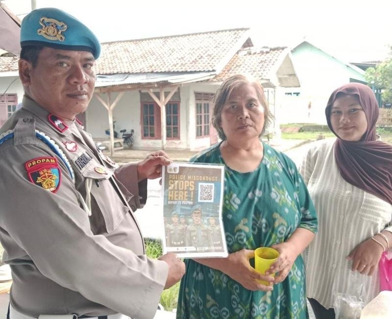 Anggota Polsek Banyusari Bripka Faridil Melaksanakan Sosialisasi QR Barcode ke Masyarakat Pengaduan Divisi Propam Polri 