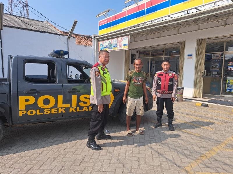 Polsek Klari Lakukan Patroli dan Sambangi Juru Parkir Indomart, Tegaskan Tertib Lalin dan Berikan Pelayanan Humanis