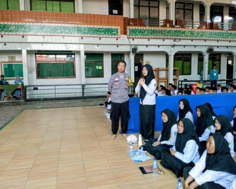 Kanit Binmas Telukjambe Timur Laksanakan Patroli Dialogis, Sambangi Santri Ponpes Al Fatimiyah
