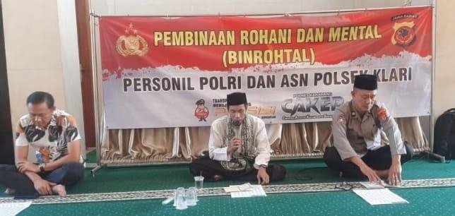 Polsek Klari Gelar Binrohtal Untuk Meningkatkan Keimanan dan Profesionalisme Personel