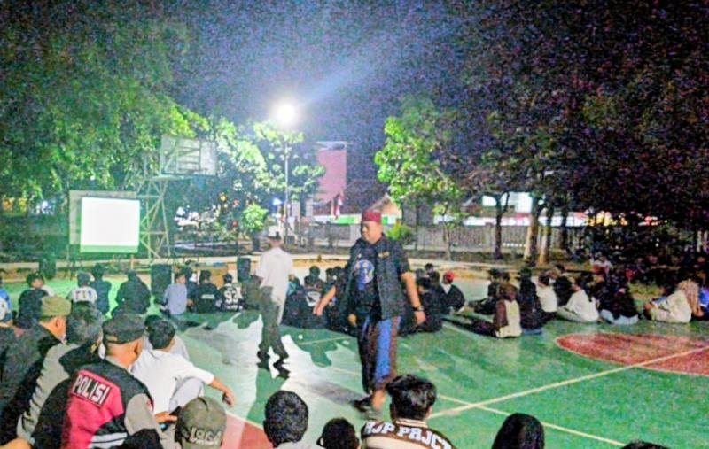 Personil Polsek Tegalwaru Giat PAM dan Monitoring Nobar Persib Versus Persebaya di Lapang Kecamatan