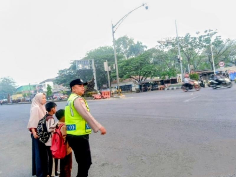 Polisi Bantu Pelajar Menyebrang, Perkuat Pelayanan Humanis Kawasan Tertib Lalu Lintas