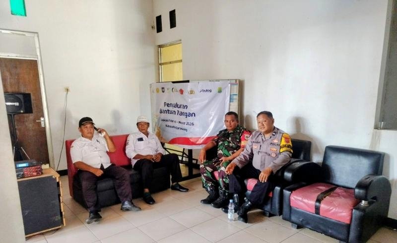 Bhabinkamtibmas Melaksanakan sambang Bersama Babinsa di Kantor Desa Sukapura