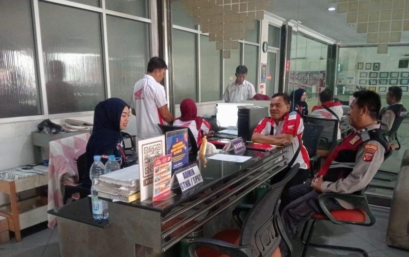 Polsek Telagasari Tingkatkan Sambang, Bhabinkamtibmas Sampaikan Imbauan Kamtibmas kepada Warga