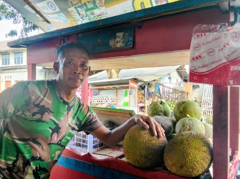 Di Bawah Terik dan Lalu Lintas Padat, Engkus Warga Dusun Sukamulya Bertahan Mengais Rezeki dari Gerobak Buah