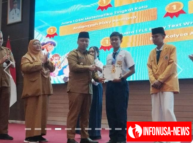 Wali Kota Depok Supian Suri Serahkan Piagam Penghargaan Secara Simbolis Kepada 4 Pelajar Juara Lomba Pendidikan Jenjang SMP