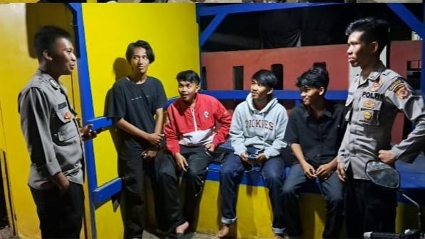 Dalam Patroli Malam, Anggota Samapta Polsek Rengasdengklok Sambangi Anak Remaja Yang Sedang Nongkrong