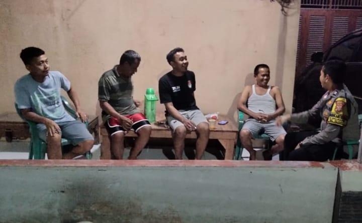 Bhabinkamtibmas Polsek Klari Sambangi Warga Saat Ronda Malam