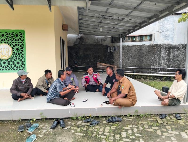 Anggota Polsek Batujaya ajak Masyarakat untuk menjaga Kamtibmas disiang hari