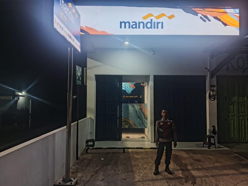 Polisi Batujaya Cegah GU Kamtibmas di Bank Mandiri Unit Batujaya pada malam hari