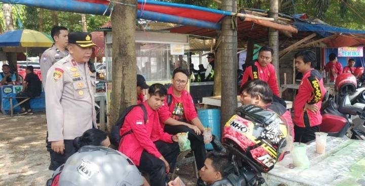 Polsek Klari Laksanakan Pengamanan Keberangkatan Serikat Buruh KBPP dalam Rangka Aksi Pra Mayday UNRAS di Disnaker Karawang