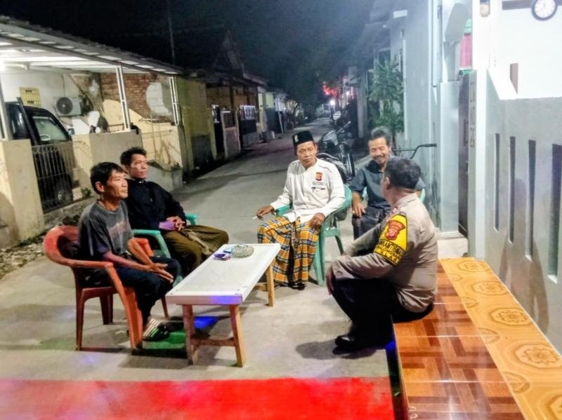 Sambangi Warga Saat Ronda Malam, Bhabinkamtibmas Polsek Klari dialog Kamtibmas di Perum Terangsari