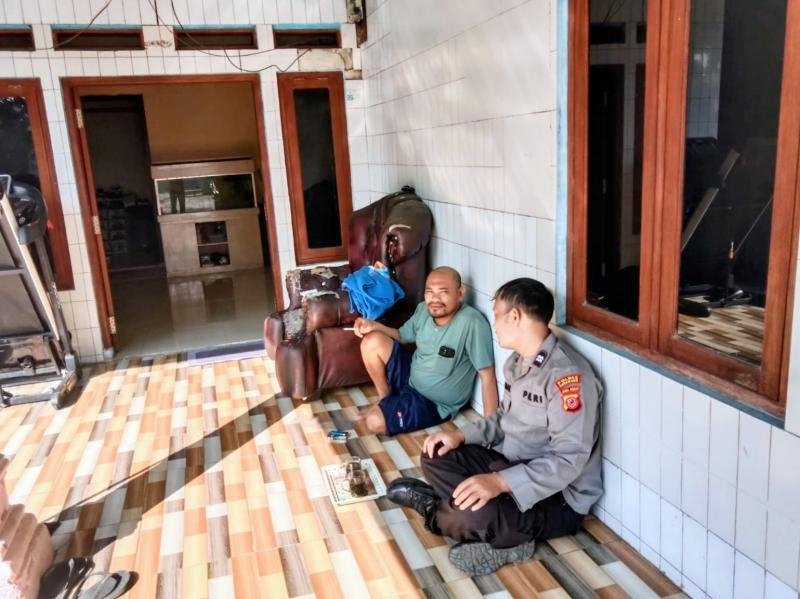 Bhabinkamtibmas Polsek Telagasari Bersama Babinsa Sambangi Warga dan Himbau Waspadai Potensi Gukamtibmas