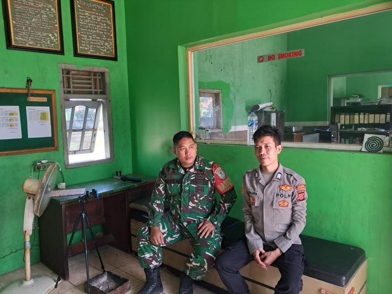 Bukti Adanya Sinergitas TNI dan Polri, Bhabinkamtibmas Sambangi Babinsa Petugas Koramil 0404 Rengasdengklok