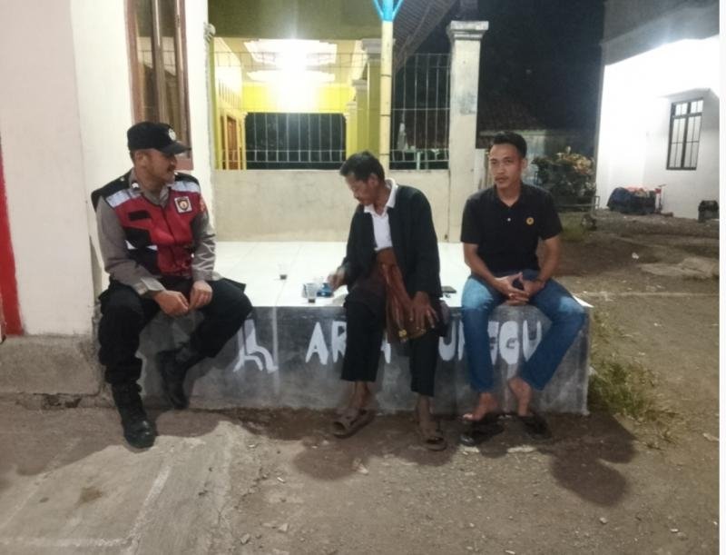 Bhabinkamtibmas Polsek Pangkalan Monitoring Lingkungan Kampung Jati III saat Warga Lakukan Ronda Malam