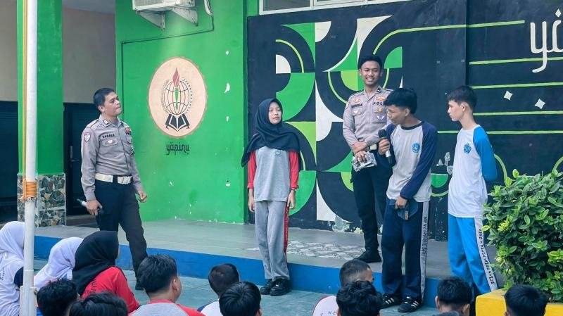 Lakukan Binluh MPLS, Satlantas Polres Karawang Laksanakan Police Goes to School Kepada Siswa/i SMKS Bhineka Karawang