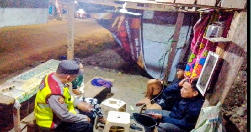Ingatkan Warga Cicangor, Anggota Polsek Pangkalan Laksanakan Sosialisasi Bahaya Judol
