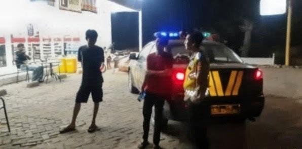 Personel Polsek Jatisari Laksanakan Patroli Prekat di Alfamart Cikalong Antisipasi Gangguan Kamtibmas