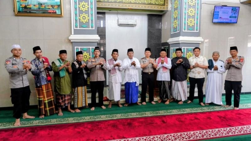 Polresta Karawang dan PJU Gelar Salat Jumat Keliling di Masjid Al-Mukthar Warung Bambu