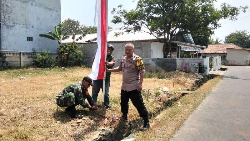 Sambut HUT Ke-81 RI, Tiga Pilar Desa Cikampek Barat, TNI-Polri Kompak Kibarkan Bendera Merah Putih
