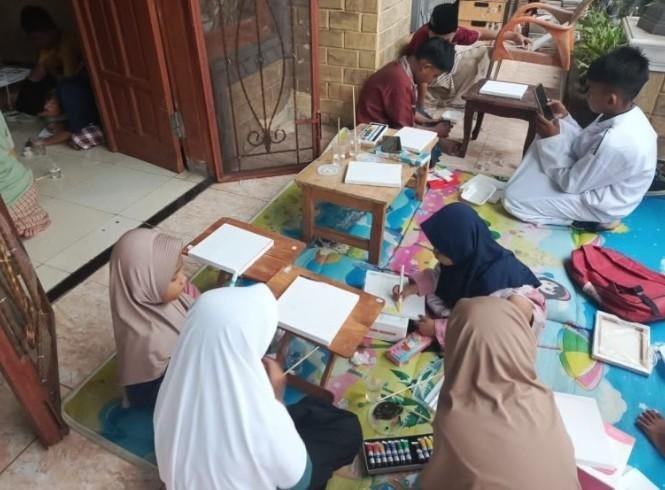 Ngabuburit Kreatif di Karawang, Anak-Anak Antusias Melukis Sambil Menunggu Azan Magrib