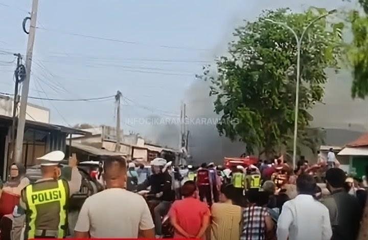 Kebakaran Ruko di Jalan Raya Pasundan Karawang Bikin Warga Berkerumun
