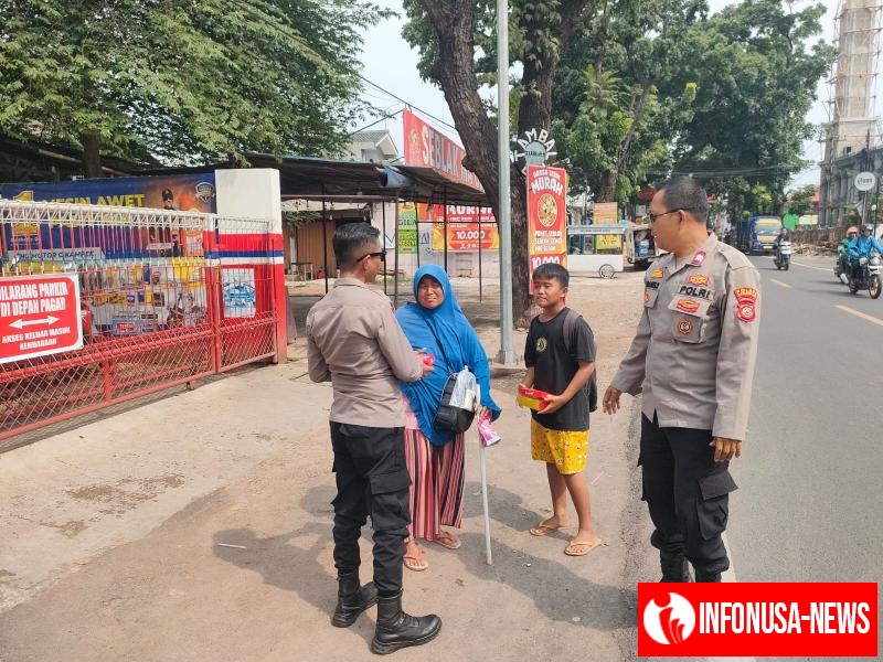 Wujud Peduli Jumat Polsek Kotabaru Bagikan Nasi Kotak Kepada Warga yang Membutuhkan