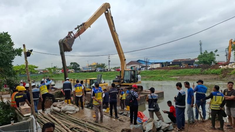 Pengamanan Berlanjut, Polres Karawang Kawal Progres Perbaikan Tanggul Longsor di Telukjambe Barat