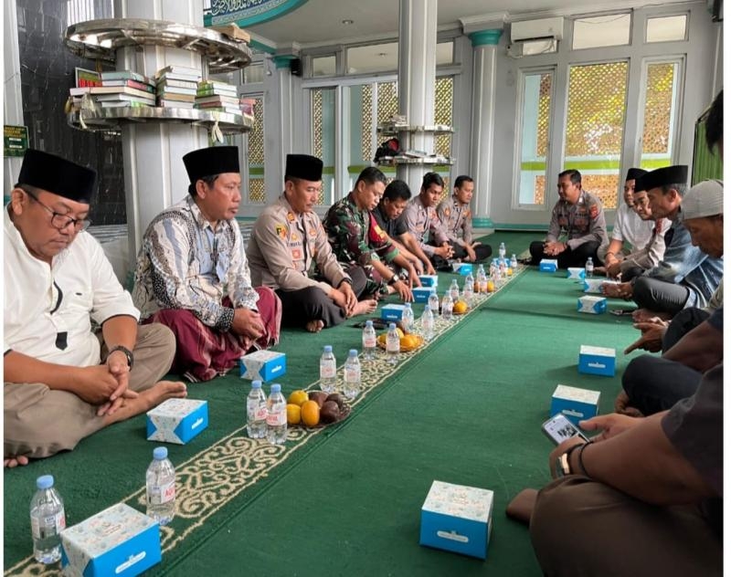 Pererat Silaturahmi, Kapolsek Pangkalan Bersama Para Tokoh Setempat Gelar “Jumat Curhat” di Masjid Jamie Al-Muhajirin