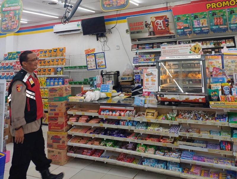 Upaya Aiptu Yulian Anggota Polsek Batujaya laksanakan Patroli Prekat serta Ciptakan Keamanan di Minimarket