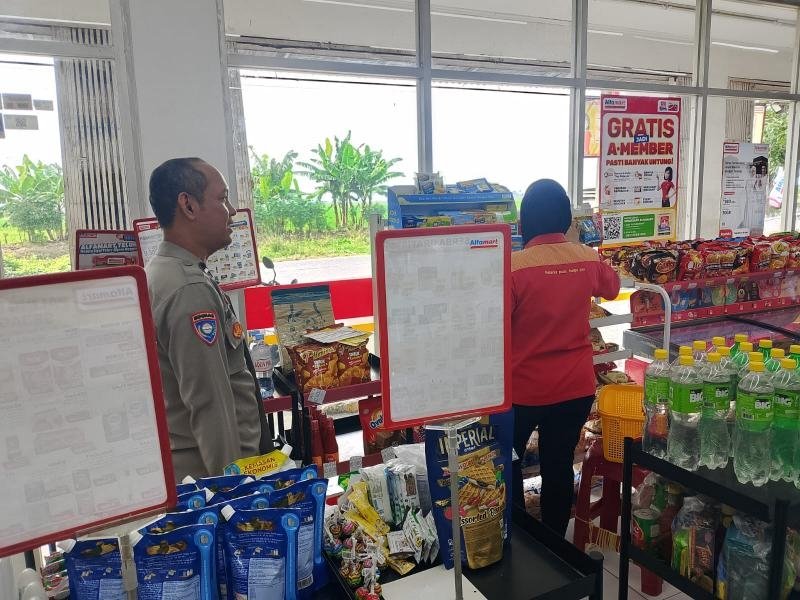 Anggota Polsek Tirtajaya melaksanakan Patroli Prekat serta Cegah GU Kamtibmas di Minimarket