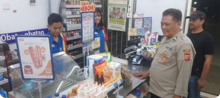 Personil Polsek Telukjambe Barat Sampaikan Pesan Kamtibmas ke Karyawan Indomart