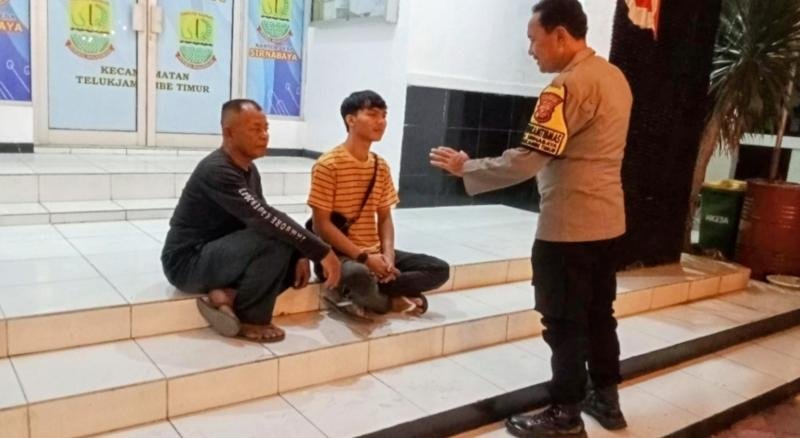 Potret Sinergitas, Bhabinkamtibmas Desa Sirnabaya Laksanakan Sambang Humanis ke Anggota Linmas