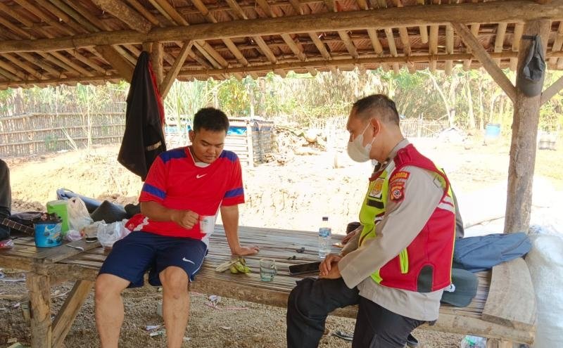 Bhabinkamtibmas Polsek Tegalwaru Desa Cintawargi Edukasi Warga Secara Langsung Bersama Jaga Kamtibmas