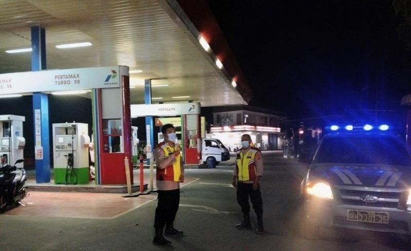 Anggota Polsek Batujaya melaksanakan Patroli Prekat di SPBU Batujaya guna Ciptakan Kamtibmas