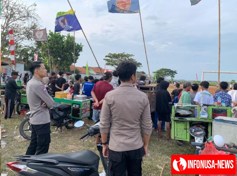 Anggota Polsek Tirtajaya melaksanakan Pengamanan Turnamen Sepak Bola Tambaksumur Cup tahun 2025
